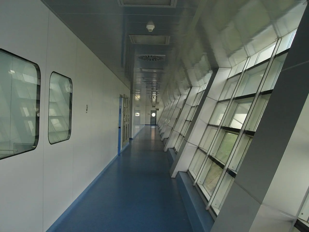 Positive vs. Negative Pressure Cleanrooms: Biopharma Containment Solutions